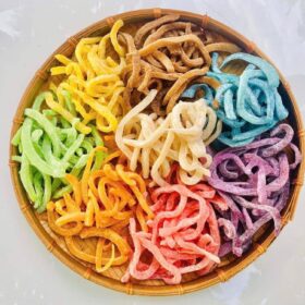 Mứt ngũ sắc được làm từ dừa Bến Tre, nay là tỉnh Vĩnh Long mới